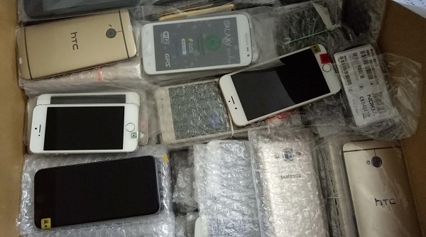 Quảng Ninh: Bắt giữ 300 chiếc điện thoại nhập lậu