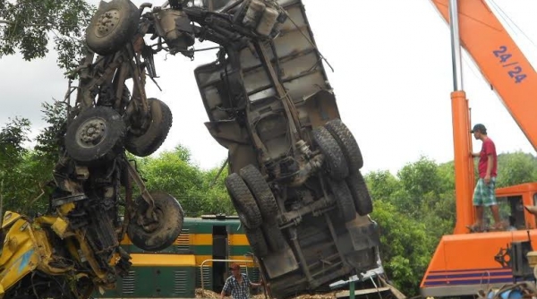 Vụ tàu hỏa đâm xe tải, 2 người tử vong tại Bình Định: Đình chỉ nhân viên trực