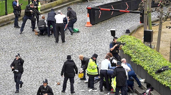 Nước Anh truy lùng thủ phạm sau vụ tấn công khủng bố