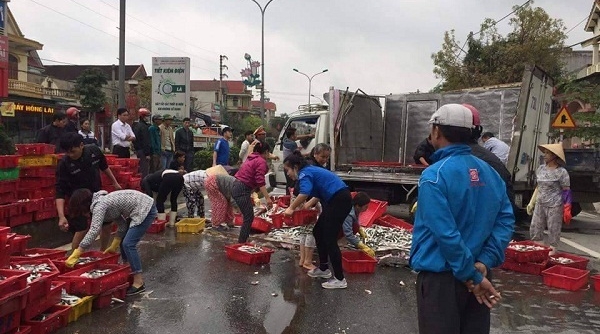 Hà Tĩnh: Xe tải lật giữa quốc lộ, người dân giúp tài xế thu gom 2 tấn cá