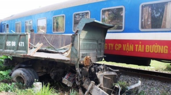 Quảng Nam: Tàu hỏa tông gãy đôi xe tải
