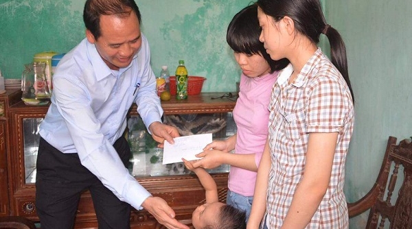 Hà Tĩnh: Thay mặt Thủ tướng Chính phủ, trao quà các cháu đã hiến tạng mẹ cho y học