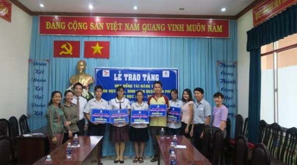 HSSV nghèo Q. Tân Phú (TP. HCM): Nhận 5 suất học bổng của TĐ Berjaya và Berjaya Gia Thịnh