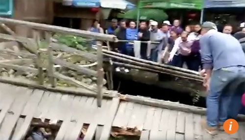 Hơn 20 du khách gặp sự cố khi cầu sập tại Trung Quốc