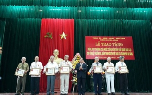 CHDCND Lào trao huân chương, huy chương cho cán bộ, quân nhân tình nguyện Việt Nam