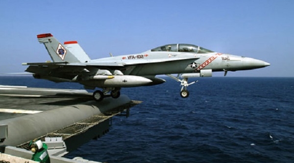Tiêm kích Mỹ rơi xuống biển khi hạ cánh trên tàu sân bay gần bán đảo Triều Tiên