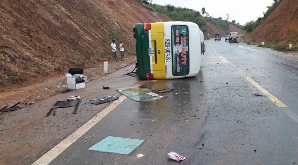 Kon Tum: Tai nạn xe buýt, 6 người thương vong