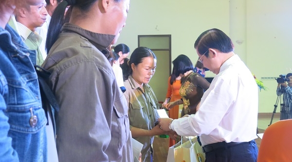 NutiFood bán hàng giảm giá và tặng học bổng cho công nhân tỉnh Bắc Ninh