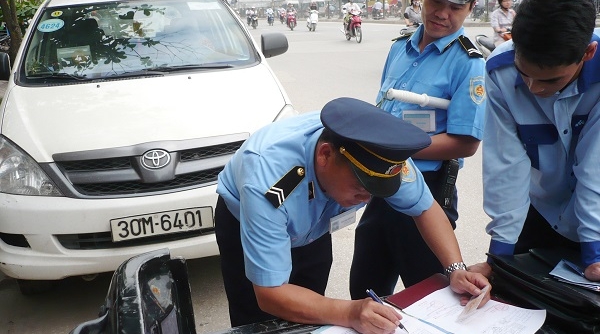 Hà Nội: Thu hồi hàng trăm phù hiệu ô tô vi phạm trong tháng 3/2017