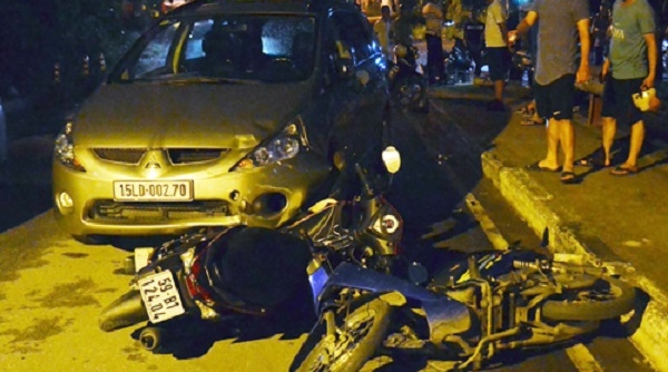 Người nước ngoài lái ô tô tông 3 xe máy ở Sài Gòn