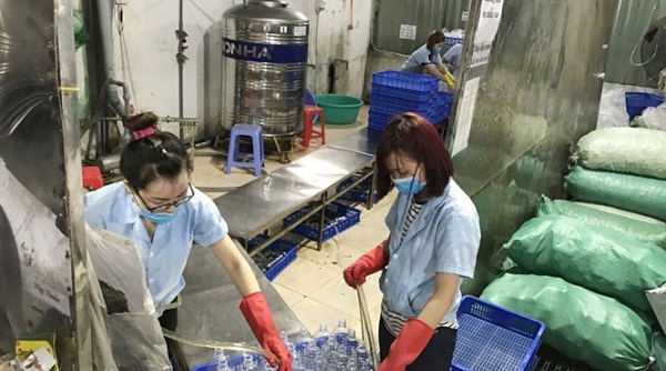 Sản xuất nước muối sinh lý: Hãi hùng công nghệ… thủ công