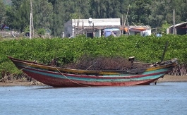 Quảng Trị: Ngư dân suýt chết trên biển vì bị tàu giã cào đâm phải