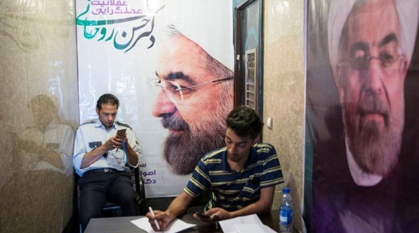Chùm ảnh: Cử tri Iran sẵn sàng bỏ lá phiếu quyết định vận mệnh khu vực