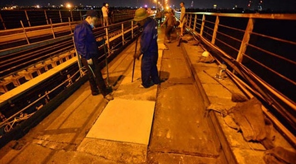 Cầu Long Biên sửa chữa trong đêm để... “khoác áo mới”