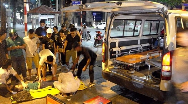 Hà Nội: Xe cứu thương gây tai nạn rồi bỏ chạy