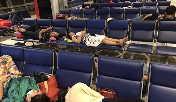 Hãng hàng không VietJet Air hoãn chuyến hơn 5 giờ, khách mệt mỏi nằm chờ