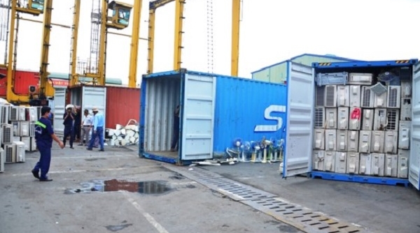 Bắt giữ 3 container chứa 600 bộ máy lạnh nhập lậu về Việt Nam