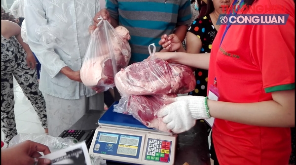 Cần Thơ: Thịt heo giá rẻ người dân chen nhau mua