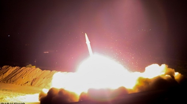 Iran giáng đòn tên lửa tấn công IS Syria, vỗ mặt Mỹ và đồng minh