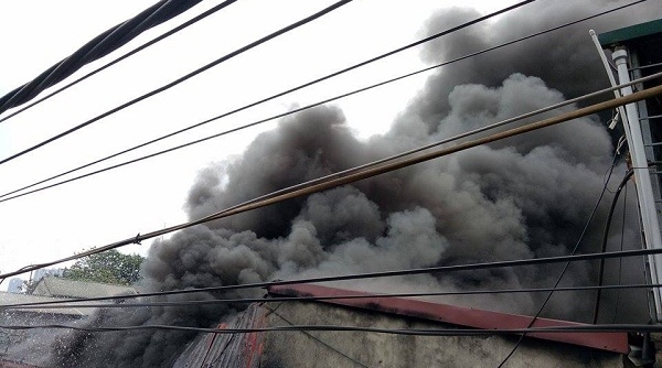 Hà Nội: Cháy lớn tại xưởng tái chế nhựa ở Triều Khúc