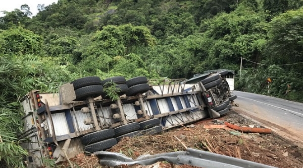 Lâm Đồng: Xe container lật tại đèo Bảo Lộc, tài xế bị thương nặng