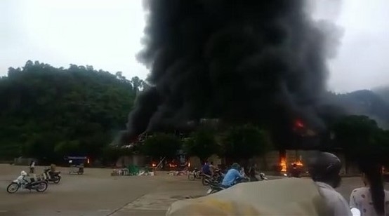 Lạng Sơn: Đang cháy lớn ở chợ Tân Thanh giáp biên giới Trung Quốc