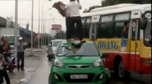 Hải Dương: Lái xe Taxi đánh cô gái khi trèo lên nóc xe