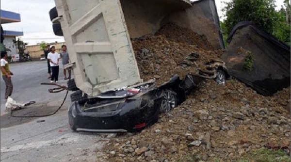 Nam Định: Xe tải đè nát xe con khiến tài xế tử vong