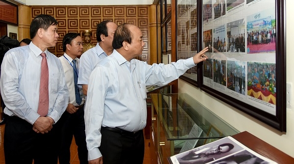 Thủ tướng Nguyễn Xuân Phúc viếng các Anh hùng liệt sỹ Trung đoàn Tây Tiến