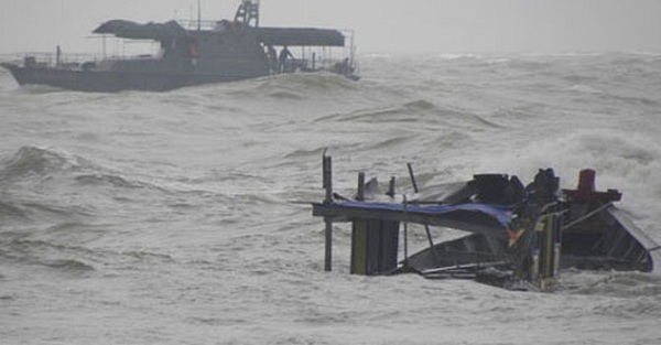 13 người mất tích do tàu chở than chìm trong cơn bão số 2