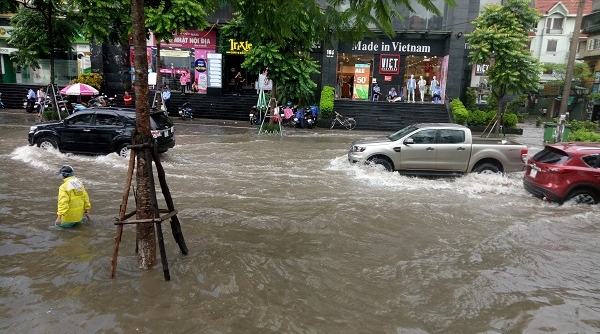 Nhiều tuyến phố Hà Nội "hóa thành sông" sau cơn mưa lớn