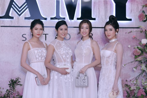 Hoa hậu Mỹ Linh mặc trang phục trắng mỏng