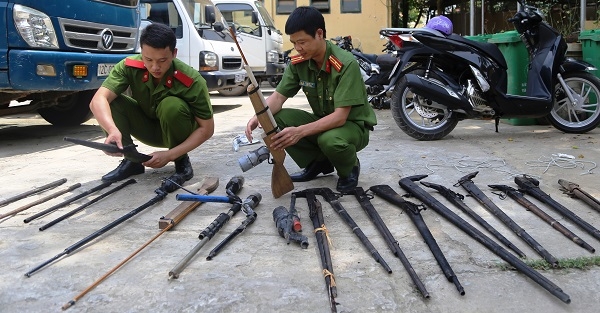 Huyện Cao Lộc (Lạng Sơn): Người dân tự nguyện giao nộp 14 khẩu súng các loại