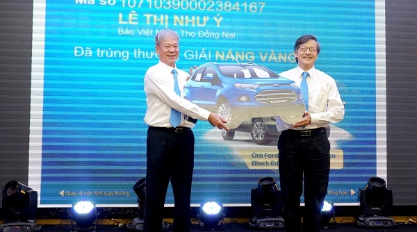 Khách hàng đầu tiên trúng ô tô trong chương trình “Nắng vàng biển xanh cùng Bảo Việt”