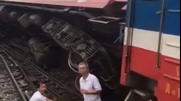 Tàu hỏa chở khách bị trật bánh ở Hà Nội, hơn 100 người thoát chết