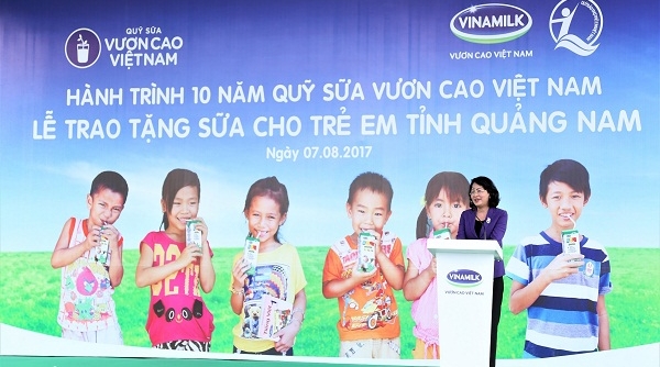 Vinamilk 10 năm liền cùng Quỹ sữa Vươn cao Việt Nam - Trao sữa cho trẻ em Quảng Nam