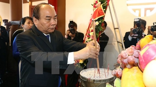 Thủ tướng Nguyễn Xuân Phúc dâng hương tưởng nhớ Bác Hồ tại Thái Lan