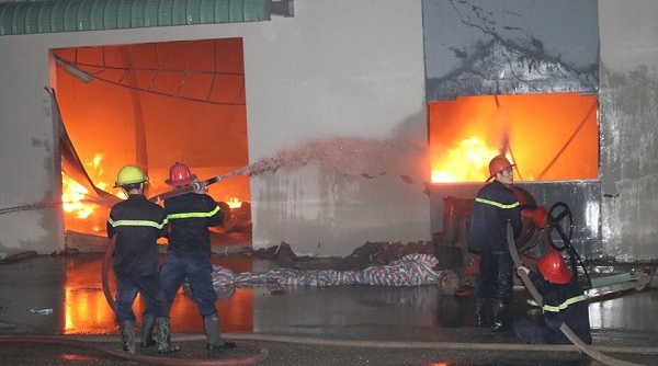 Phú Thọ: Hỏa hoạn thiêu rụi nhà kho, dây chuyền sản xuất hàng tỷ đồng