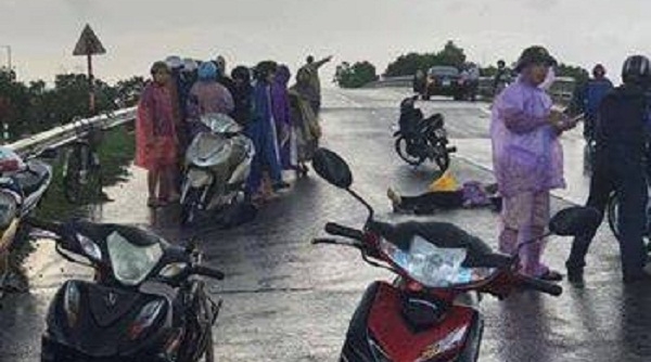 Hải Dương: Đang đi xe máy, một phụ nữ bị sét đánh tử vong