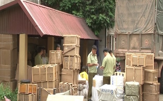 Lạng Sơn: Bắt giữ 3 xe ô tô vận chuyển hàng lậu