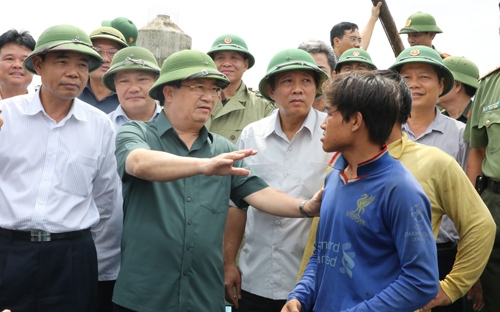 Phó Thủ tướng Trịnh Đình Dũng kiểm tra công tác ứng phó bão số 10 tại tỉnh Quảng Bình