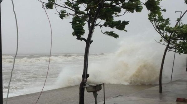 Các tỉnh miền Trung “gồng mình” gánh chịu sức tàn phá của bão số 10