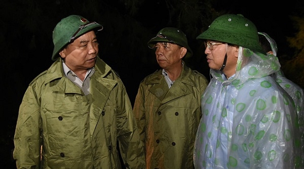 Thủ tướng Nguyễn Xuân Phúc trực tiếp thị sát và chỉ đạo khắc phục hậu quả bão số 10