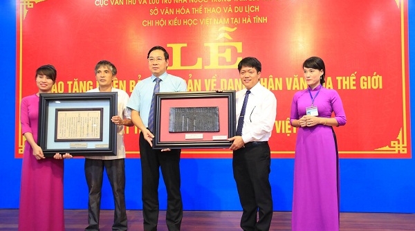 Hà Tĩnh: Trao tặng phiên bản và bản dập Mộc bản về Đại thi hào Nguyễn Du