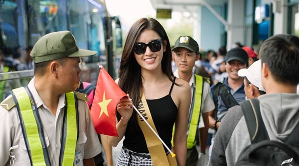 Người dân Quảng Bình vây kín sân bay, chào đón dàn thí sinh Hoa hậu Hòa bình Quốc tế 2017