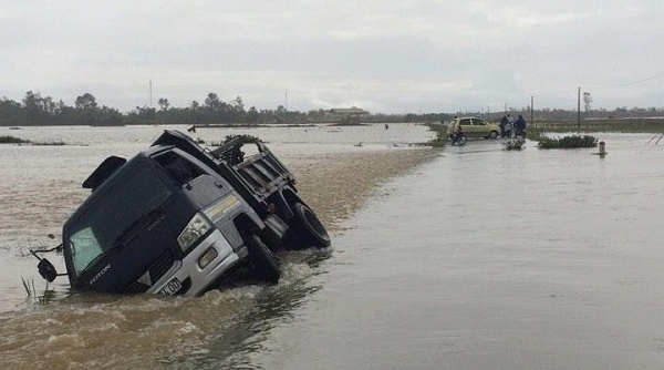 Hà Tĩnh: Mưa lũ, một xe tải bị cuốn trôi