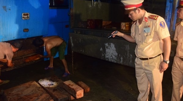 Huế: CSGT bắt giữ xe khách chở 6,5m3 gỗ Hương không rõ nguồn gốc xuất xứ