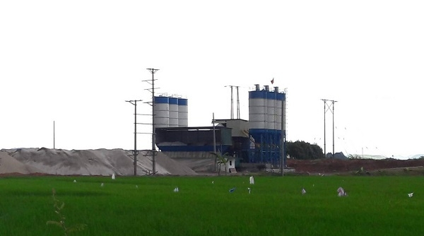 Bắc Giang: “Xẻ thịt” đất nông nghiệp thành trạm trộn bê tông không phép?