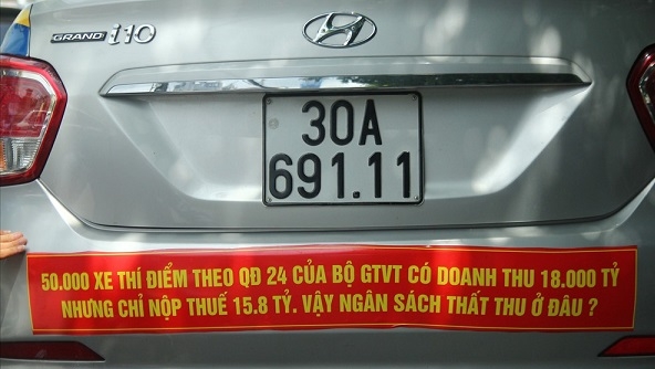 Taxi truyền thống dán khẩu hiệu phản đối Grab, Uber: Hiệp hội Vận tải Hà Nội có ý kiến