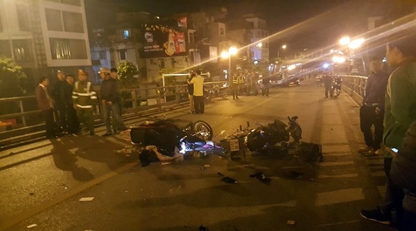 Hà Nội: 2 xe máy đâm nhau trên cầu vượt Thái Hà, 3 người thương vong